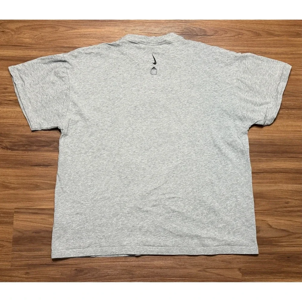 Nike x Dover Street Market DSM Swoosh Graphic T-Shirt Grey DJ2763-063 Men Sz L